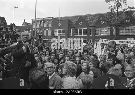 Regierung demonstriert gegen Todesurteile in Spanien in Utrechter; Premier den Uyl während der Rede Datum: 27. September 1975 Ort: Utrechter Schlüsselwörter: Vorpremieren, Reden persönlicher Name: Uyl, Joop den Stockfoto