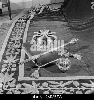 Abdankungskönigin Wilhelmina/Einweihung der Königin Juliana Regalia. Die holländische Krone, das Zepter und der königliche apfel machten zur Amtseinführung von König Wilhelm II. Im Jahre 1840 und wurden seitdem bei allen Einweihungsfeierlichkeiten verwendet. Krone, Zepter und königsapfel werden nicht getragen, sondern während der Einweihungsfeier auf dem sogenannten Credens-Tisch vor der Thronplattform in der Nieuwe Kerk Datum: 6. September 1948 Schlüsselwörter: Einweihung, Königshaus, Regalien Stockfoto