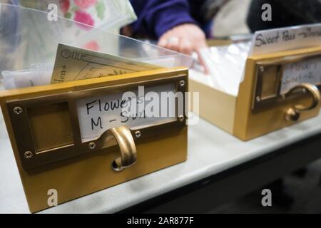 Die Menschen wählen die Samen aus, die sie bei der Eröffnung der Bibliothek für den Samenaustausch, Teil der öffentlichen Bibliothek in Eugene, Oregon, USA, mit nach Hause nehmen können. Stockfoto