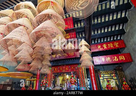 Große Weihrauchspiralen, die an der Decke im buddhistischen Pavillon Zhengjiao Chanlin im A-Ma Tempel hängen. Macau, China. Stockfoto