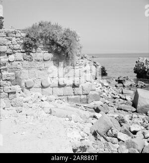 Israel 1964-1965: Caesarea, archäologische Überreste von Gebäuden an der Küste Anmerkung: Caesarea ist ein Dorf und ein archäologischer Park in Israel, der im Bezirk Haifa liegt. Sie liegt etwa zwischen Tel Aviv und Haifa im Mittelmeer. Im Hinblick auf die Antike wird sie auch Caesarea Maritima genannt. Bei Caesarea wurden seit Jahrzehnten Ausgrabungen durchgeführt, und es gibt viel zu sehen. Es ist eine Touristenattraktion Datum: 1964 Ort: Caesarea, Israel Schlüsselwörter: Antiquitäten, Felsen, Ruinen, Meer Stockfoto