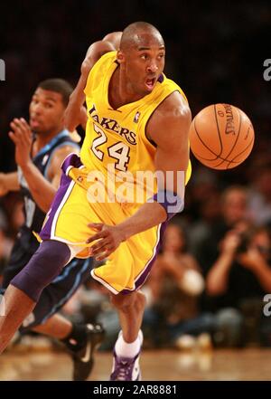 Los Angeles, Kalifornien, USA. Mai 2010. Los Angeles Lakers KOBE BRYANT #24 tritt für einen lockeren Ball gegen Utah Jazz während Spiel 2 einer zweiten NBA-Basketballspielserie an. Die Lakers gewannen 111-103. (Bild: © Ringo Chiu/ZUMA Press) Stockfoto