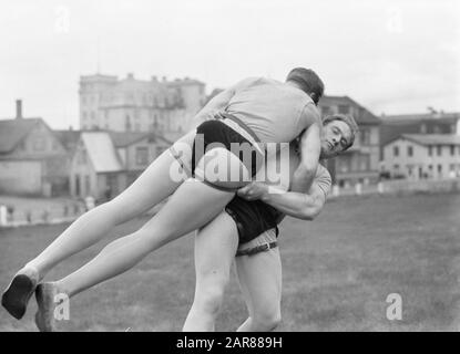 Island Reykjavik. Isländisches Ringen (Glima). Zwei Mitglieder des Glimateam der Menntaskolinn in Aktion Datum: 1934 Ort: Island, Reykjavik Schlüsselwörter: Sportvereine, Uniformen, Kampfsport und Defensivsport, Ringen Stockfoto