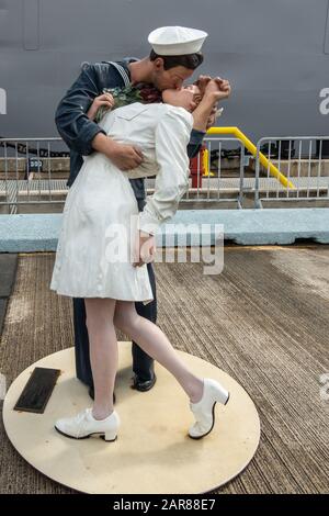 Oahu, Hawaii, USA. - 10. Januar 2020: Pearl Harbor. Die Kiss- oder bedingungslose Kapitulationsstatue, an der USS Missouri angedockt ist. Küssende Näherin und Weiß Stockfoto