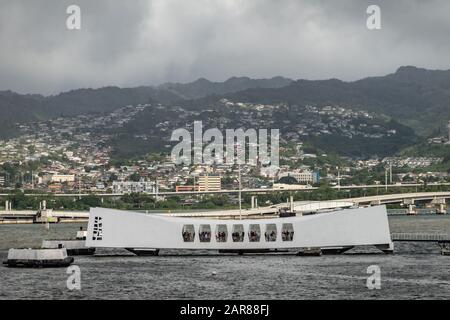 Oahu, Hawaii, USA. - 10. Januar 2020: Pearl Harbor. White USS Arizona Memorial und Ford Island Bridge in Back. Green Hills mit weißen Gebäuden unter Stockfoto