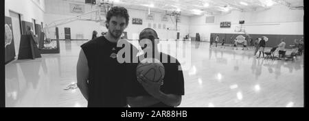 Los Angeles, KALIFORNIEN, USA. März 2011. Kobe Bryant, 41, stirbt heute Sonntag, 26. Januar 2020, bei einem Hubschrauberabsturz in Calabasas, Kalifornien.Pau Gasol und Kobe Bryant erhalten am Sonntag, 25. Oktober 2009 ein Interview in der Trainingsanlage El Segundo.ARMANDO ARORIZO. Kredit: Armando Arorizo/Prensa Internacional/ZUMA Wire/Alamy Live News Stockfoto