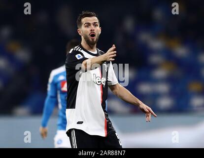 Januar 2020; Stadio San Paolo, Neapel, Kampanien, Italien; Serie-A-Fußball, Neapel gegen Juventus; Miralem Pjanic von Juventus gibt Anweisungen Stockfoto