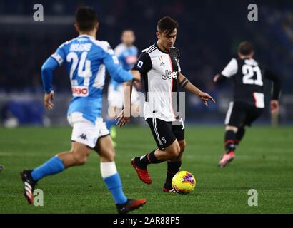 Januar 2020; Stadio San Paolo, Neapel, Kampanien, Italien; Serie-A-Fußball, Neapel gegen Juventus; Paulo Dyabala von Juventus, das von Insige von Neapel abgedeckt wird Stockfoto