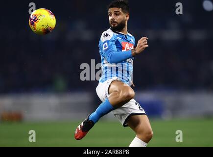 Januar 2020; Stadio San Paolo, Neapel, Kampanien, Italien; Serie-A-Fußball, Neapel gegen Juventus; Lorenzo Insige von Neapel kontrolliert den hohen Ball Stockfoto