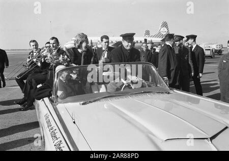 Robert Dhery, der französische Regisseur des Films La Belle Americaine mit Frau und Schauspielerin Colette Brosset am Flughafen Schiphol (+ das ursprüngliche Auto der Belle Americaine, auf dem der Text der My Fair Lady aufgebrochen ist] Datum: 22. Februar 1962 Ort: Schiphol, Zuid-Holland Schlüsselwörter: Schauspielerinnen, Autos, Film, Filmregisseure, Filmstars, Flughäfen persönlicher Name: Brosset, Colette, Dhery Robert Stockfoto