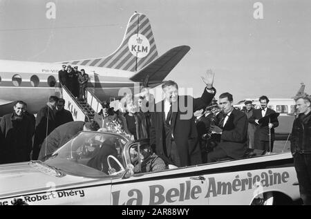 Robert Dhery, der französische Regisseur des Films La Belle Americaine mit Frau und Schauspielerin Colette Brosset am Flughafen Schiphol (+ das ursprüngliche Auto der Belle Americaine, auf dem der Text der My Fair Lady aufgebrochen ist] Datum: 22. Februar 1962 Ort: Schiphol, Zuid-Holland Schlüsselwörter: Schauspielerinnen, Autos, Film, Filmregisseure, Filmstars, Flughäfen persönlicher Name: Brosset, Colette, Dhery Robert Stockfoto