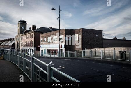 Uhrturm und ratskammern an der Station Road, Ashington, Northumberland Stockfoto