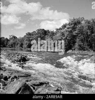 Niederländische Antillen und Suriname zum Zeitpunkt des königlichen Besuchs von Königin Juliana und Prinz Bernhard im Jahr 1955 Rocks am Surinamese River bei Brokopondo Datum: 1. Oktober 1955 Ort: Brokopondo, Suriname Schlüsselwörter: Landschaften, Flüsse Stockfoto