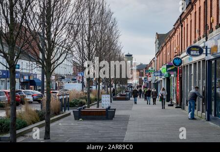 Station Road (High Street) in Ashington, Northumberland, mit Blick auf den Uhrturm. Stockfoto