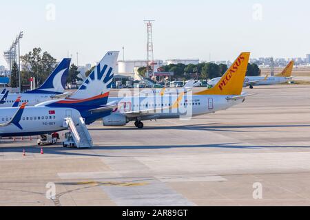 Antalya/TÜRKEI - 24. JANUAR 2020: Boing 737- 800 von Pegasus Airline auf Rückschlag in Antalya, Türkei. Stockfoto