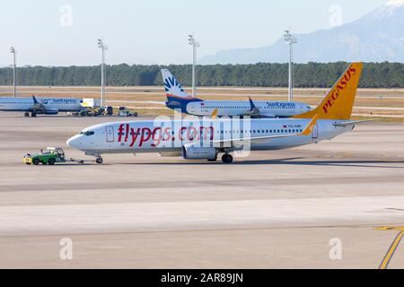 Antalya/TÜRKEI - 24. JANUAR 2020: Boing 737- 800 von Pegasus Airline auf Rückschlag in Antalya, Türkei. Stockfoto