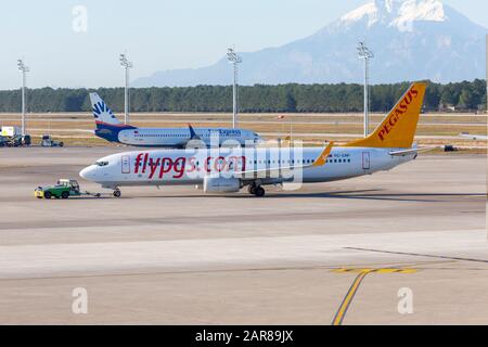 Antalya/TÜRKEI - 24. JANUAR 2020: Boing 737- 800 von Pegasus Airline auf Rückschlag in Antalya, Türkei. Stockfoto