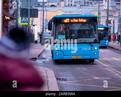 Moskau, Russland - 17. Januar 2020: Der blaue M27-Bus fährt zu einer Haltestelle des öffentlichen Verkehrs. Stadtstraße mit Bussen. Auf der LED-Anzeige der Maschine inf Stockfoto