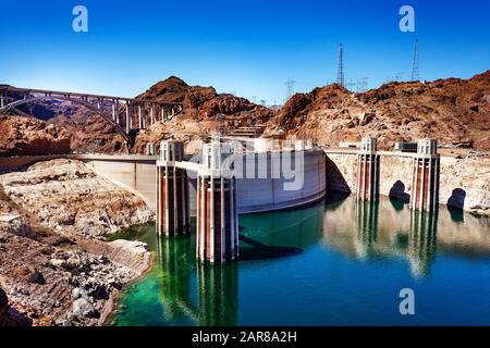 Hoover-Staudamm und Wasserfreisetzungstürme im Black Canyon des Colorado-Flusses an der Grenze zu Nevada Arizona Stockfoto