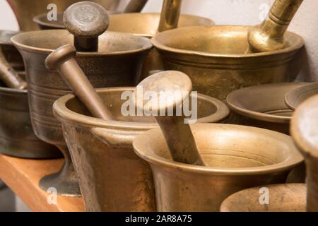 Alter Bronze-Mörser und Pfirsich © Wojciech Strozyk / Alamy Stock Photo Stockfoto