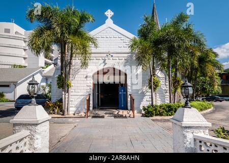 Eingang einer weißen Kirche in George Town, Grand Cayman. Stockfoto