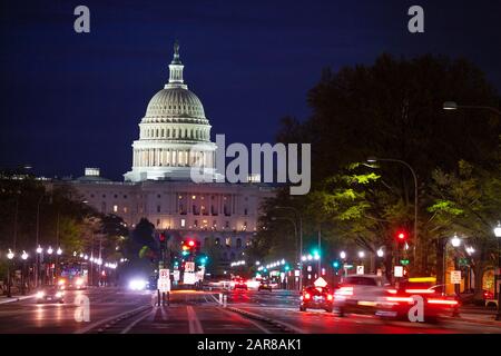 Verkehrsampel in der Pennsylvania Avenue in Richtung United States Capitol Building, Heimat des US-Kongresses in der National Mall in Washington, D.C. Stockfoto