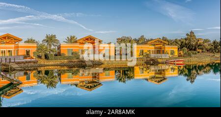 Drei luxuriöse, in der sanften Abendbeleuchtung reflektierende, luxuriöse, in der roten Lagune von el Gouna, Ägypten, 12. Januar 2020 Stockfoto