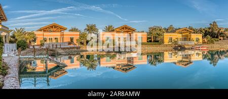 Drei luxuriöse, in der sanften Abendbeleuchtung reflektierende, luxuriöse, in der roten Lagune von el Gouna, Ägypten, 12. Januar 2020 Stockfoto