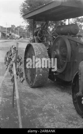 Verschiedenes Salatiga Salatiga: Wie überall im befreiten Gebiet sind auch die Straßen schlecht und vernachlässigt. Die Wiederherstellung wurde gestartet. Ein Walzer Datum: 1. Oktober 1947 Ort: Indonesien, Java, Niederländisch-Ostindien, Salatiga Stockfoto