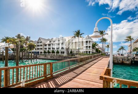 Holzbrücke am Kreuzfahrthafen und Jachthafen von Key West, Florida. Stockfoto