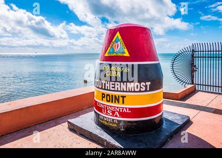Key West, Florida. Bunte Boje und berühmtes Wahrzeichen des südlichsten Punktes der USA. Stockfoto