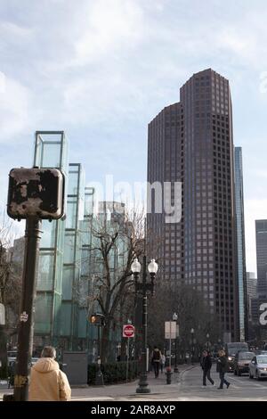 Das Holocaust-Denkmal für Neuengland und das Gebäude 60 State Street mit Blick auf die Kongressstraße in der Innenstadt von Boston, Massachusetts, USA. Stockfoto