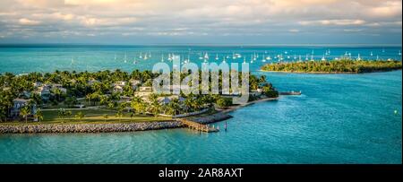 Panoramaaussicht auf die Sonnenaufgangslandschaft der kleinen Inseln Sunset Key und Wisteria Island der Insel Key West, Florida Keys. Stockfoto