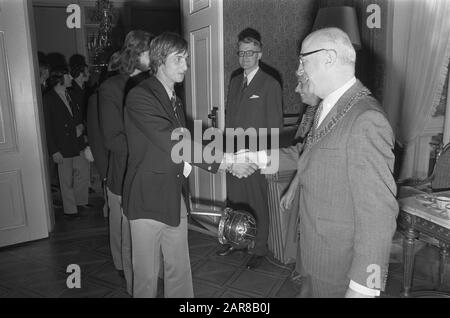 Samkalden erhält Olympiamannschaft und Ajax, Samkalden mit Zeichnung Floriade Datum: 7. Oktober 1972 Schlagwörter: Sport, Fußballer-Institution Name: Floriade Stockfoto