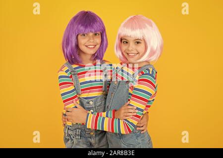 Fröhliche Freunde in bunten Perücken. Anime Cosplay party Konzept. Anime Fan. Animation Stil aus bunten Grafiken lebendige Zeichen phantastische Themen. Anime Convention. Gerne kleine Mädchen. Stockfoto