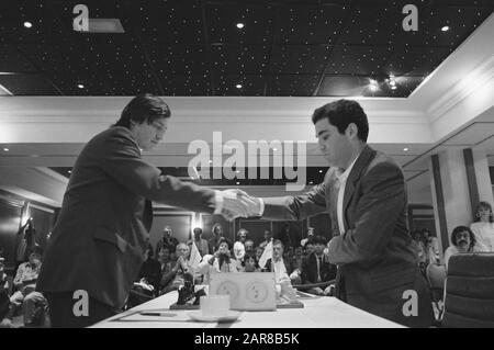 Schachviertel Optiebeurs Amsterdam; Kasparow vs Karpov (links) Datum: 27. Mai 1988 Ort: Amsterdam, Noord-Holland Schlüsselwörter: Schach, Sport Personname: Karpov, Anatoli, Kasparow Stockfoto