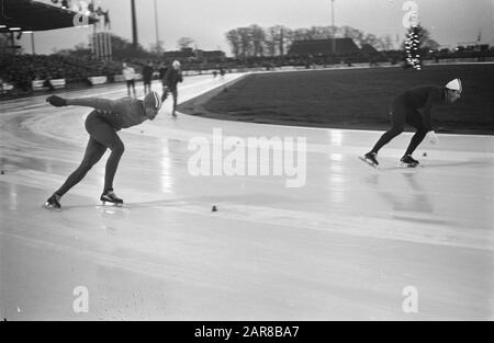 Schlittschuhwettkämpfe im Eisstadion Thialf Heerenveen Ard Schenk (links) während seines Rennens von 3.000 m gegen Magne Thomassen Datum: 21. Dezember 1968 Ort: Friesland, Heerenveen Schlüsselwörter: Schlittschuhlaufen, BUCHTEN, Sportpersonenname: Schenk, Ard, Thomassen, Magne Institutionenname: Thialf Stockfoto