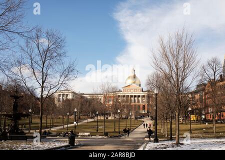 Blick über Boston Common auf das Massachusetts State Capitol von der Tremont Street an einem sonnigen Wintertag in Boston, MA, USA. Stockfoto