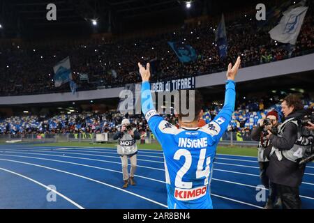Januar 2020; Stadio San Paolo, Neapel, Kampanien, Italien; Serie-A-Fußball, Neapel gegen Juventus; Lorenzo Insigne feiert den 2:1-Sieg Stockfoto