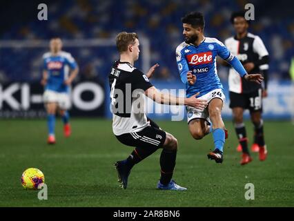 Januar 2020; Stadio San Paolo, Neapel, Kampanien, Italien; Serie-A-Fußball, Neapel gegen Juventus; Lorenzo Insige von Napoli fordert Matthius De Light von Juventus Stockfoto