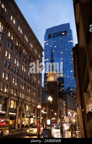 Abend im Old South Meeting House in der Washington Street im Stadtzentrum von Boston, Massachusetts, USA. Der Millennium Tower steht im Hintergrund. Stockfoto