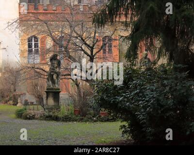 Acqui Terme, Touristenspaziergänge auf der Suche nach Stadtbild und Höfen Stockfoto