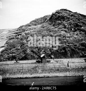 Rheinschifffahrt, Bericht über Wohnen und Arbeiten an Bord einer Rheinschiff-Signalpost am Rhein bei Bacharach Datum: 1. April 1955 Standort: Bacharach, Deutschland, Westdeutschland Schlagwörter: Binnenwasserstraße, Hügel, Flüsse, Signale Stockfoto