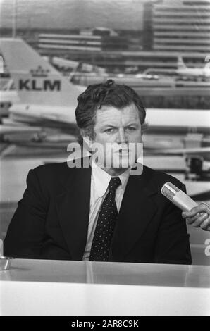 Senator Edward Kennedy mit seiner Familie auf Schiphol mit Frau und Sohn Ted; Edward Kennedy während der Pressekonferenz Datum: 25. april 1974 Ort: Noord-Holland, Schiphol Schlüsselwörter: Pressekonferenzen, Senatoren persönlicher Name: Kennedy EDWARD Stockfoto