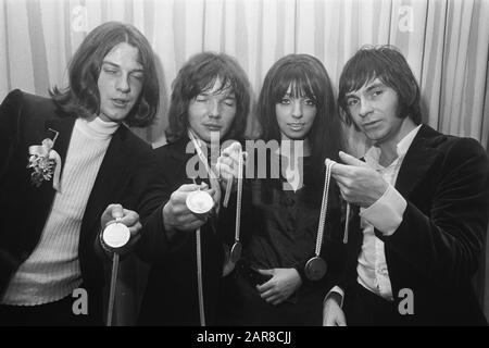 Schockierendes Blau wird in den Haag anlässlich des Erhalts der Silbermedaille auftreten. Stockfoto