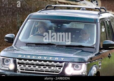 Sandringham, Großbritannien. Januar 2020. Prinzessin Anne, Die Prinzessin Royal, fuhr mit Prinz Philip (Herzog von Edinburgh) auf dem Beifahrersitz (ohne Sicherheitsgurt, an dem Tag, an dem Königin Elizabeth II. In der Öffentlichkeit auf dem Sandringham Estate zu sehen ist, und hoffentlich auf dem Weg, sich von einer "leichten Kälte" zu erholen. Vor zwei Tagen Konnte Ihre Majestät ihren jährlichen Besuch des Frauen-Instituts-Treffens in West Newton wegen des Gewitters nicht besuchen. Königin Elizabeth II., Sandringham, Norfolk, am 25. Januar 2020. Credit: Paul Marriott/Alamy Live News Stockfoto
