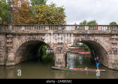 Punting auf dem Cherwell in der Nähe des Magdalen College, Oxford University, England Stockfoto