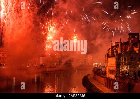 Bunte Feuerwerke erhellen den Himmel über dem Arno-Fluss und ehren den Heiligen San Ranieri, Luminaria-Festival, am 16. Juni in Pisa, Italien Stockfoto
