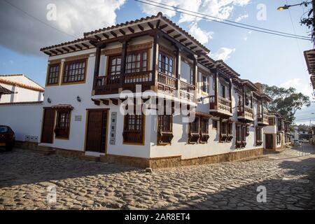 Villa de Leyva, Stadthaus im für die Stadt typischen Kolonialstil. Stockfoto