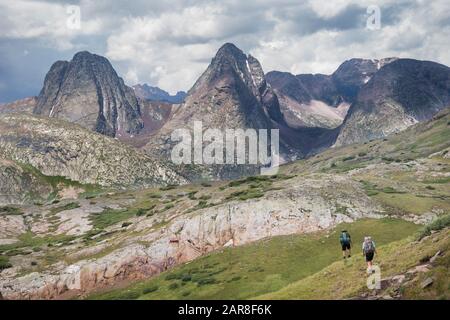 Zwei Männer in 20-er-Wanderungen über Baumgrenze in den San Juan Mountains in Richtung Arrow und Vestal Peaks in der Grenadier Range, Weminuche Wilderness, Colorad Stockfoto